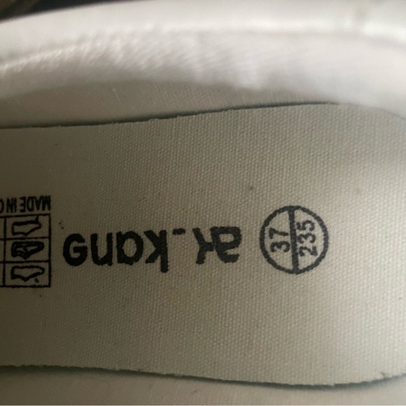 Size 6.5 Classic White Sneakers - Picture 2 of 4